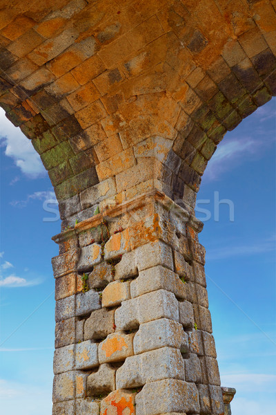 Arc Roman Spania la oraş munte Imagine de stoc © lunamarina