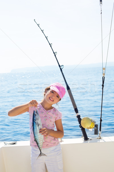 Gyermek kislány halászhajók tart kicsi hal Stock fotó © lunamarina