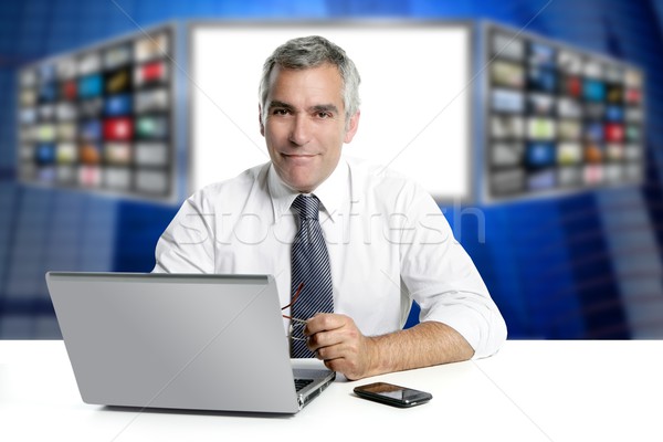 Grijs haar tv nieuws scherm laptop glimlachend Stockfoto © lunamarina