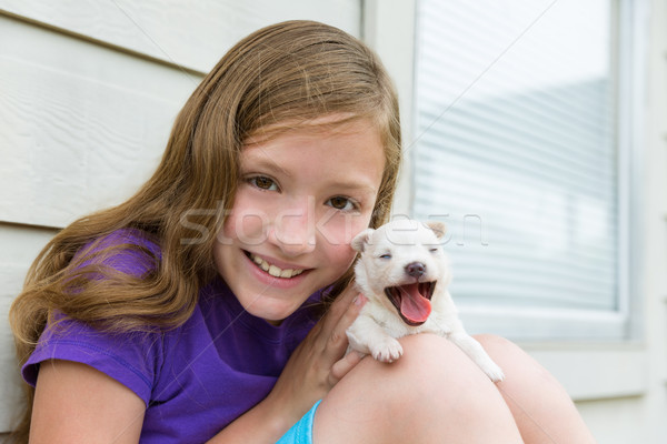 Foto stock: Menina · jogar · cachorro · animal · de · estimação · cão · ao · ar · livre