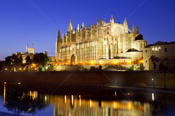 Foto d'archivio: Cattedrale · la · riflessione · lago