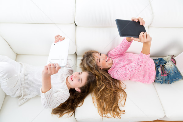 Stock foto: Kid · Mädchen · spielen · Sofa