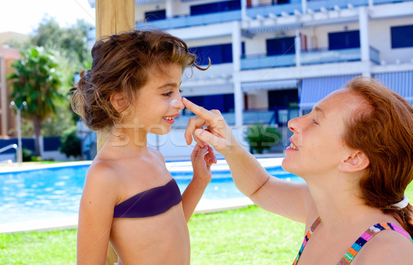 Madre protector solar crema hija cara mujer Foto stock © lunamarina