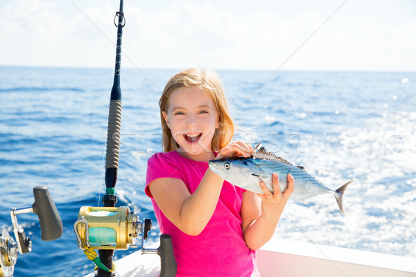 Copil fată pescuit ton peşte Imagine de stoc © lunamarina