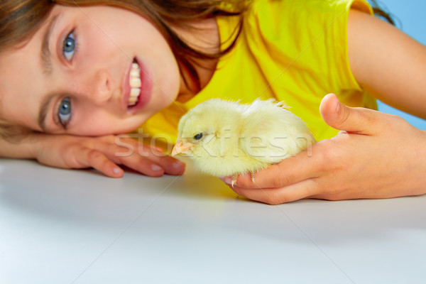 商业照片: 孩子 · 女孩 · 小鸡 · 播放 · 蓝色 · 黄色