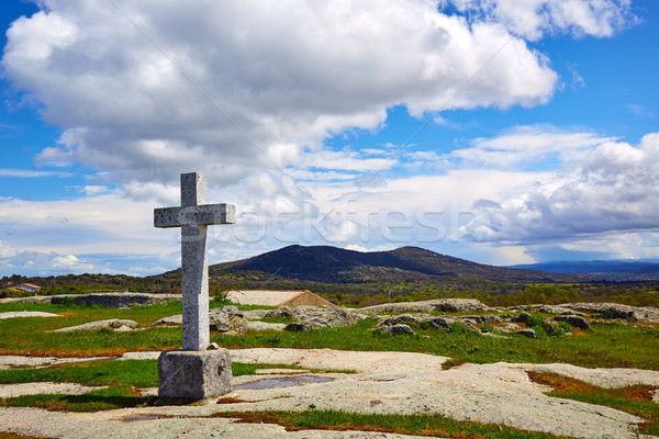 Peregrino piedra cruz nubes montana Foto stock © lunamarina
