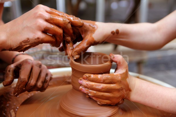 Lut mâini roată ceramică muncă atelier Imagine de stoc © lunamarina