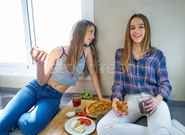 Beste vriend meisjes eten pizza keuken teen Stockfoto © lunamarina