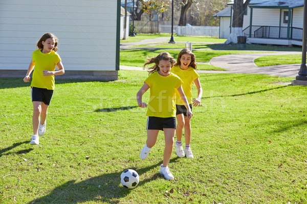 Imagine de stoc: Prieten · fete · adolescenţă · joc · fotbal · fotbal