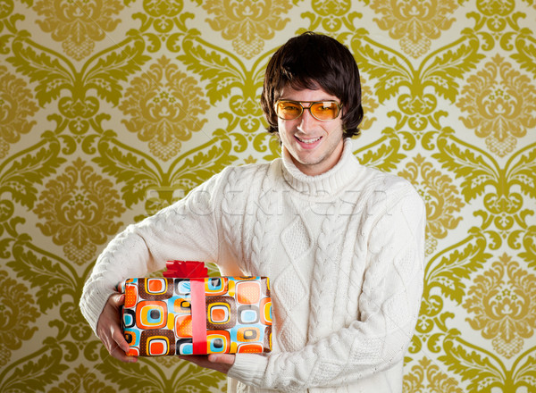 Retro csípő fiatalember szemüveg tart ajándék doboz Stock fotó © lunamarina
