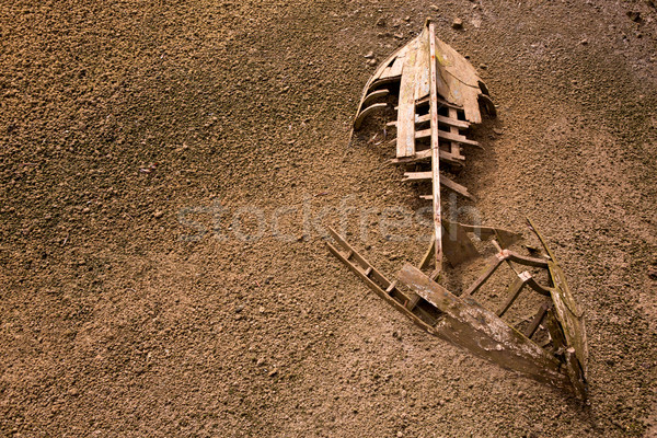 Barcă navă schelet buried nisip Imagine de stoc © lunamarina