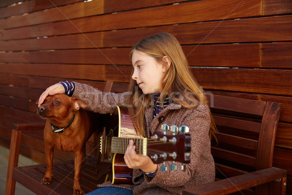 Kid Mädchen spielen Gitarre Hund Winter Stock foto © lunamarina