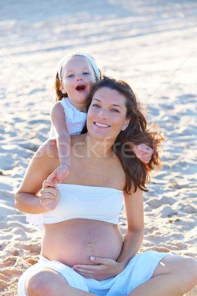 Gravidă mamă fiica plajă împreună îmbrăţişa Imagine de stoc © lunamarina