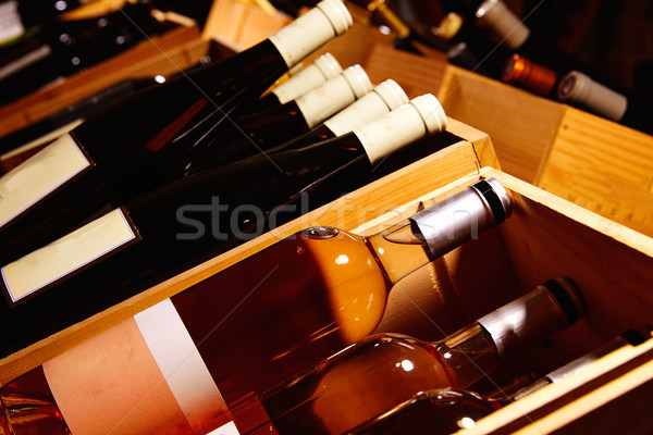 Foto stock: Adega · mediterrânico · garrafas · vinho