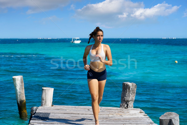 Lány fut Karib móló tengerpart fitnessz Stock fotó © lunamarina