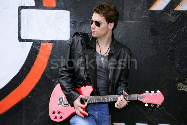 Rocksztár férfi fekete graffiti tart elektromos gitár Stock fotó © lunamarina
