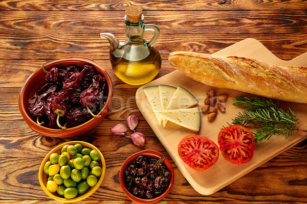 地中海美食 麵包 油 橄欖 奶酪 辣椒 商業照片 © lunamarina