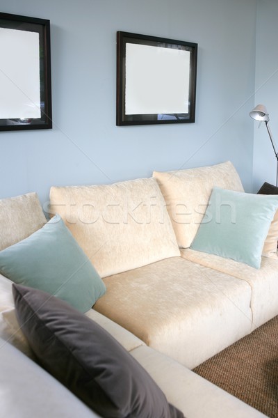 Camera de zi canapea albastru perete design interior smântână Imagine de stoc © lunamarina