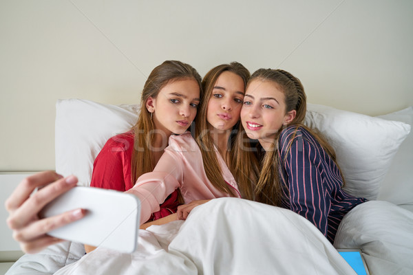 Fête meilleur ami filles lit comprimé smartphone [[stock_photo]] © lunamarina