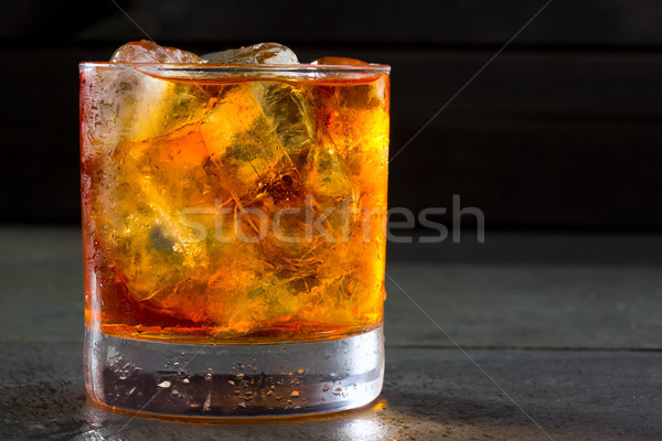 Whisky whisky roci sticlă gri negru Imagine de stoc © lunamarina
