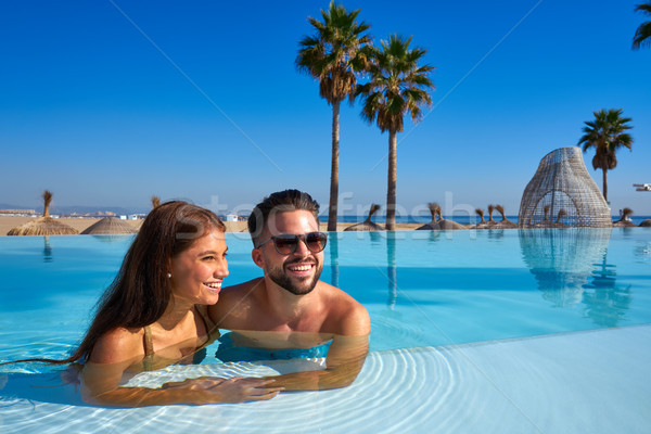 Turist cuplu baie infinit piscină plajă Imagine de stoc © lunamarina
