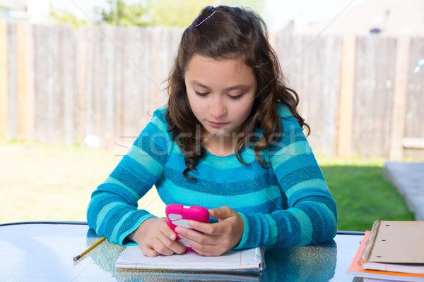 Tienermeisje smartphone huiswerk amerikaanse meisje Stockfoto © lunamarina