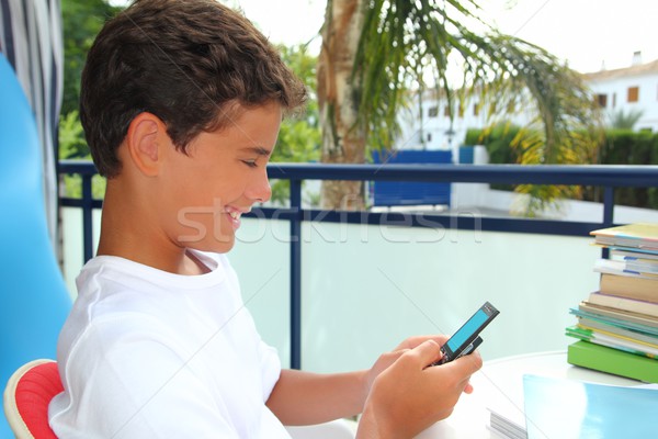 Genç öğrenci erkek sms mesaj telefon Stok fotoğraf © lunamarina