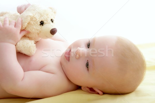 Baby spelen teddybeer leggen bed Geel Stockfoto © lunamarina