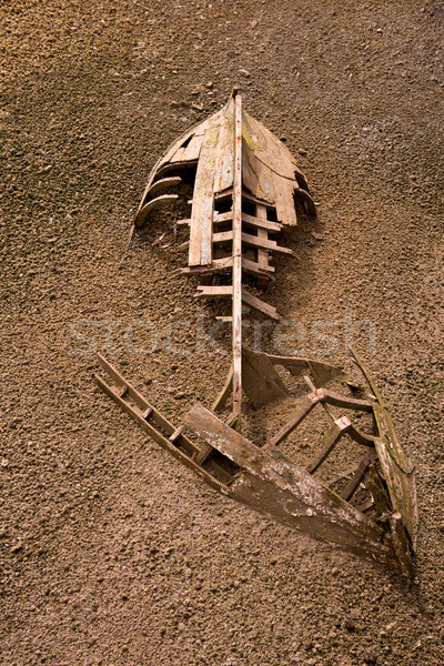 Barco navio esqueleto metade enterrado areia Foto stock © lunamarina