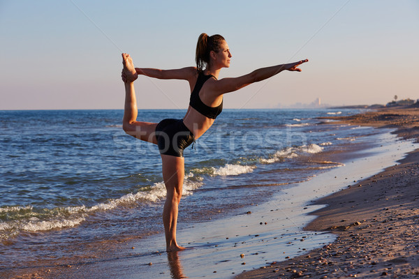 Pilates yoga antrenament exercita în aer liber plajă Imagine de stoc © lunamarina