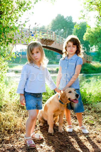 Foto stock: Nino · ninas · golden · retriever · cachorro · aire · libre · parque