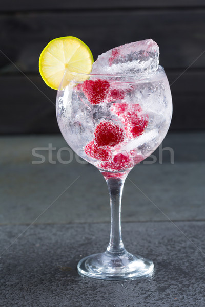 Gin cocktail zmeură lima felie gheaţă Imagine de stoc © lunamarina