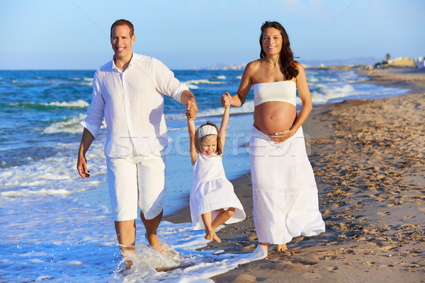 Fericit de familie plaja cu nisip mers gravidă mamă femeie Imagine de stoc © lunamarina