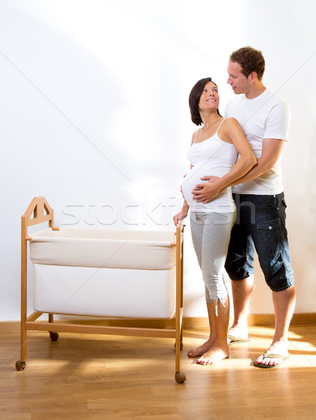Stok fotoğraf: çift · hamile · kadın · sarılmak · bebek · beşik · ev