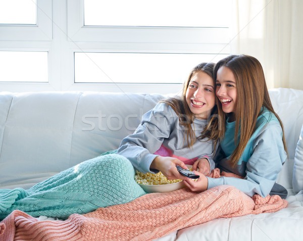 Beste vriend meisjes kijken tv bioscoop home Stockfoto © lunamarina