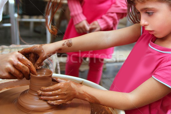 Lut mâini roată ceramică muncă atelier Imagine de stoc © lunamarina