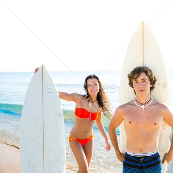Băiat teen fata placa de surf plajă ţărm Imagine de stoc © lunamarina
