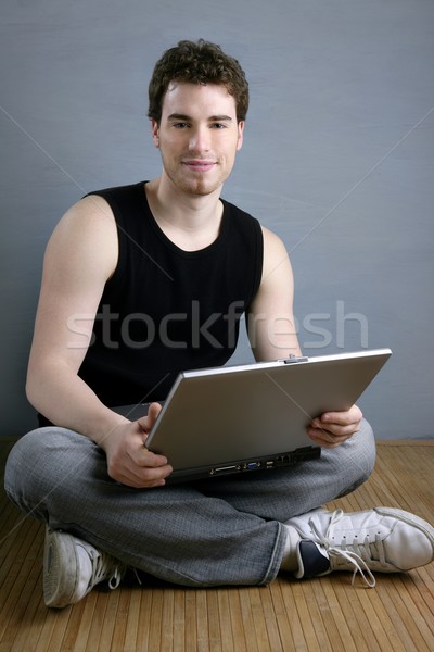 Stock foto: Gut · aussehend · Studenten · junger · Mann · sitzen · arbeiten · Laptop