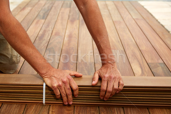 Deck Installation Zimmermann Hände halten Holz Stock foto © lunamarina