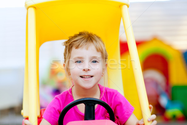 Stock foto: Blond · Kinder · Mädchen · fahren · Spielzeug · Auto