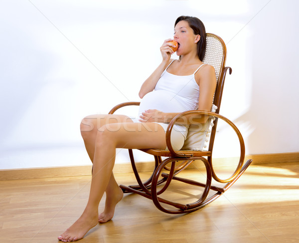 Belle femme enceinte pomme maison manger rocker Photo stock © lunamarina
