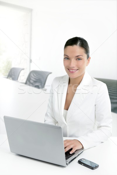 Foto stock: Moderno · empresária · trabalhando · branco · escritório · computador · portátil