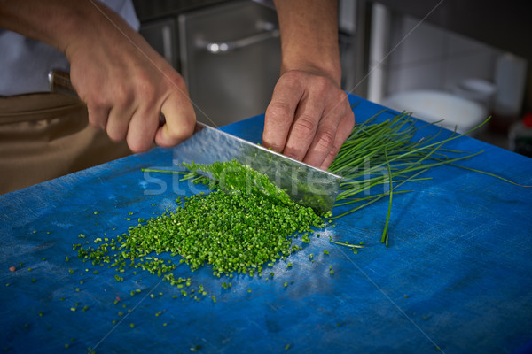 Kucharz ręce cięcie szczypiorek restauracji kuchnia Zdjęcia stock © lunamarina