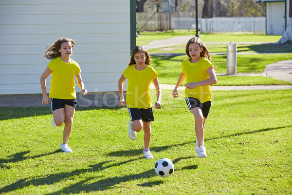 Prieten fete adolescenţă joc fotbal fotbal Imagine de stoc © lunamarina