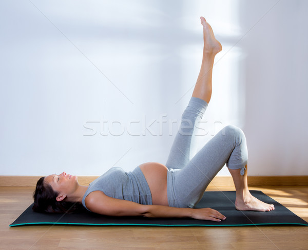 Stock fotó: Gyönyörű · terhes · nő · tornaterem · fitnessz · testmozgás · gyakorol