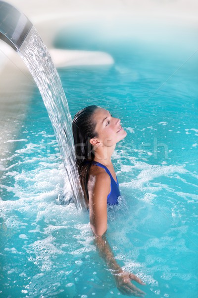 Spa Hydrotherapie Frau Wasserfall Jet türkis Stock foto © lunamarina
