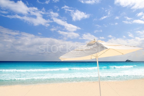 Güneş şemsiyesi beyaz caribbean plaj turkuaz deniz Stok fotoğraf © lunamarina