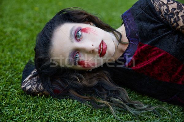 Halloween kid Mädchen bloody Make-up Hinterhof Stock foto © lunamarina