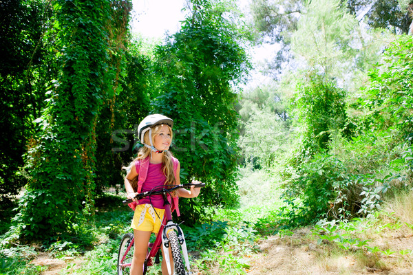 Foto stock: Ninos · nina · equitación · bicicleta · aire · libre · forestales