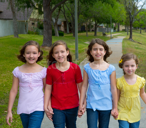 Copii grup surorile fete prietenii mers Imagine de stoc © lunamarina